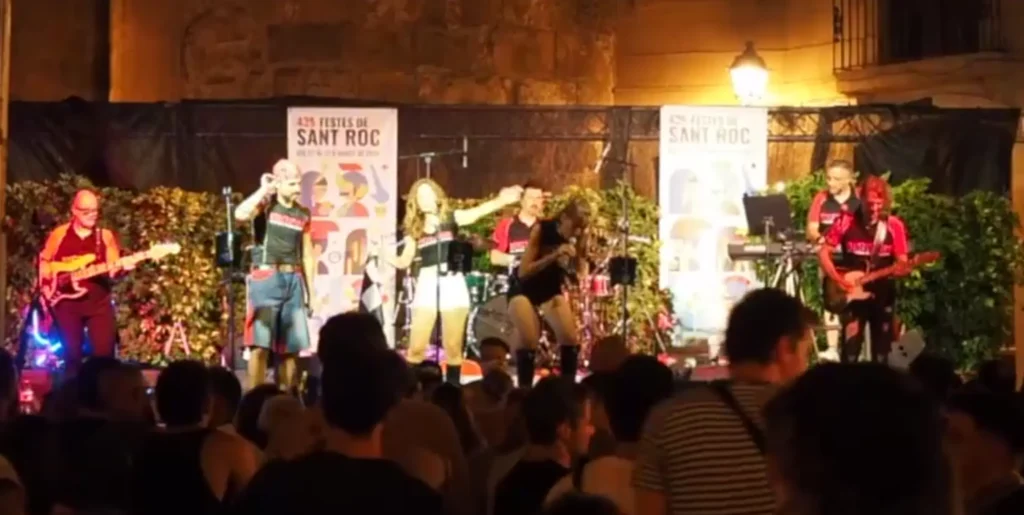 Non Stop Band en directo en el barrio de Sant Roc, Barcelona